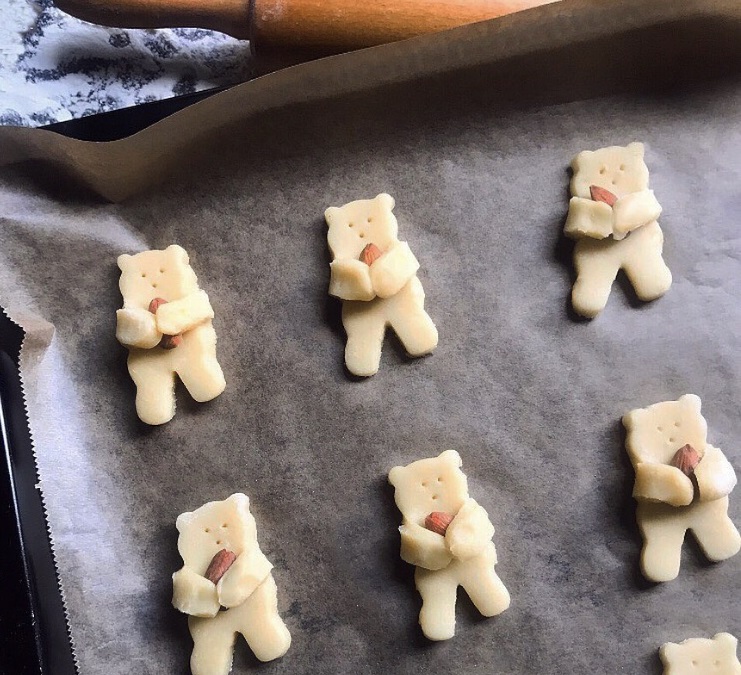 süße Bärchen Plätzchen in der Weihnachtsbäckerei